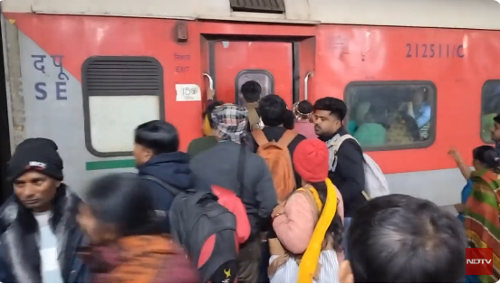 माघ अमावस्या पर महाकुंभ में उमड़ी भीड़: यूपी और बिहार के स्टेशनों पर भारी भीड़